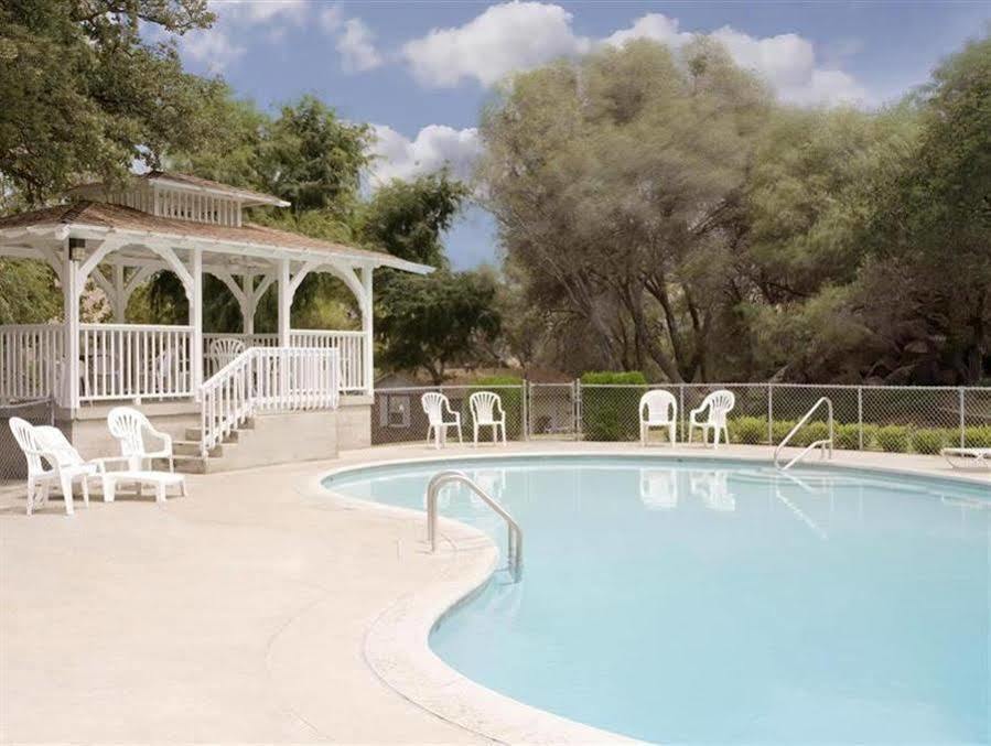 Lazy J Ranch Motel Трі-Риверс Екстер'єр фото